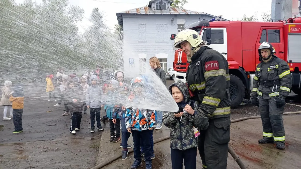 Школьники Балашихи попробовали себя в роли огнеборцев и потушили условный пожар