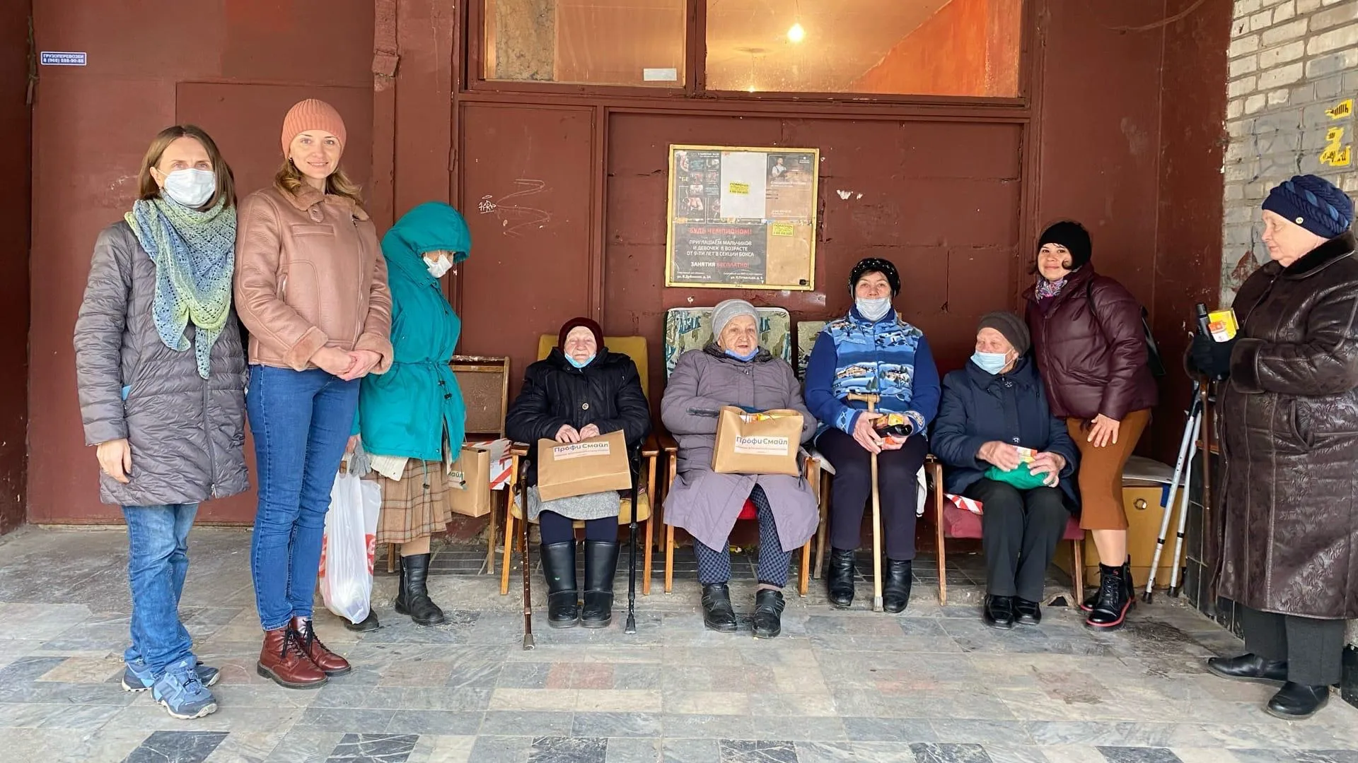 Волонтеры Подольска передали пожилым горожанам продуктовые наборы и мази для суставов