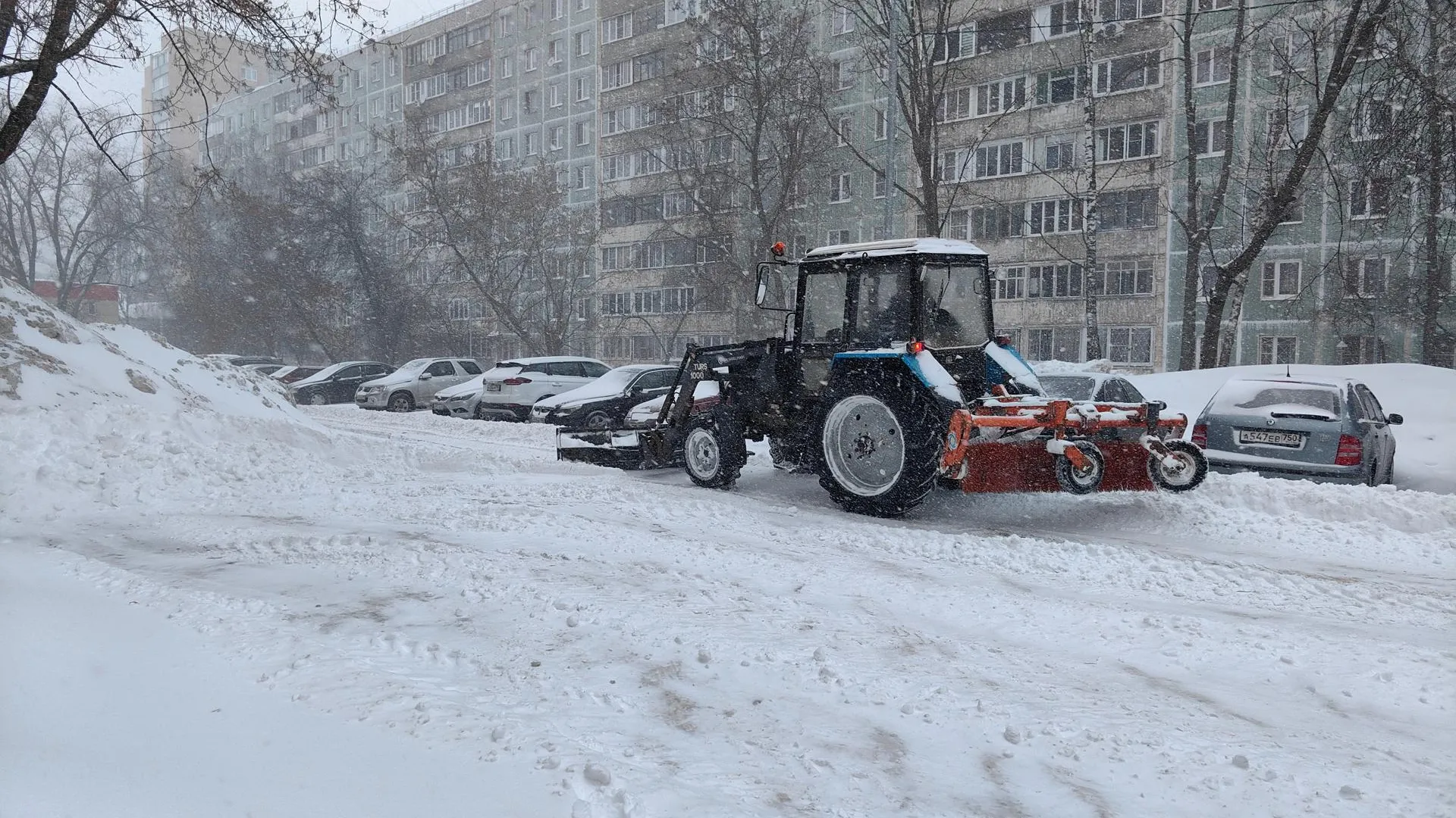 Спецтехника расчищает дороги от снега на улице Талсинской в Щелкове