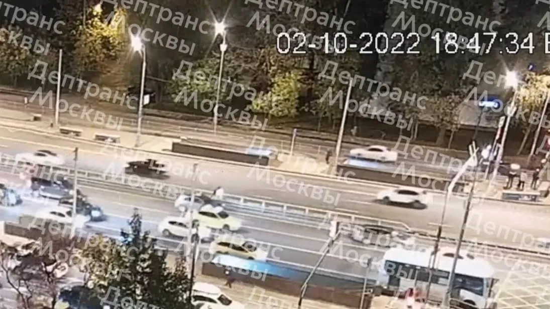 Машина сбила человека на самокате на дублере Щелковского шоссе в столице