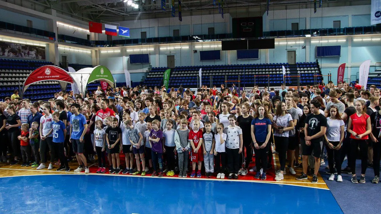 Известные спортсмены вручили жителям Чехова знаки отличия ГТО