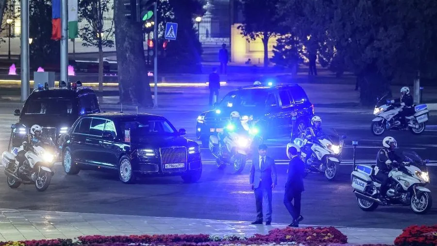 Путин приехал на встречу с Рахмоном на лимузине Aurus