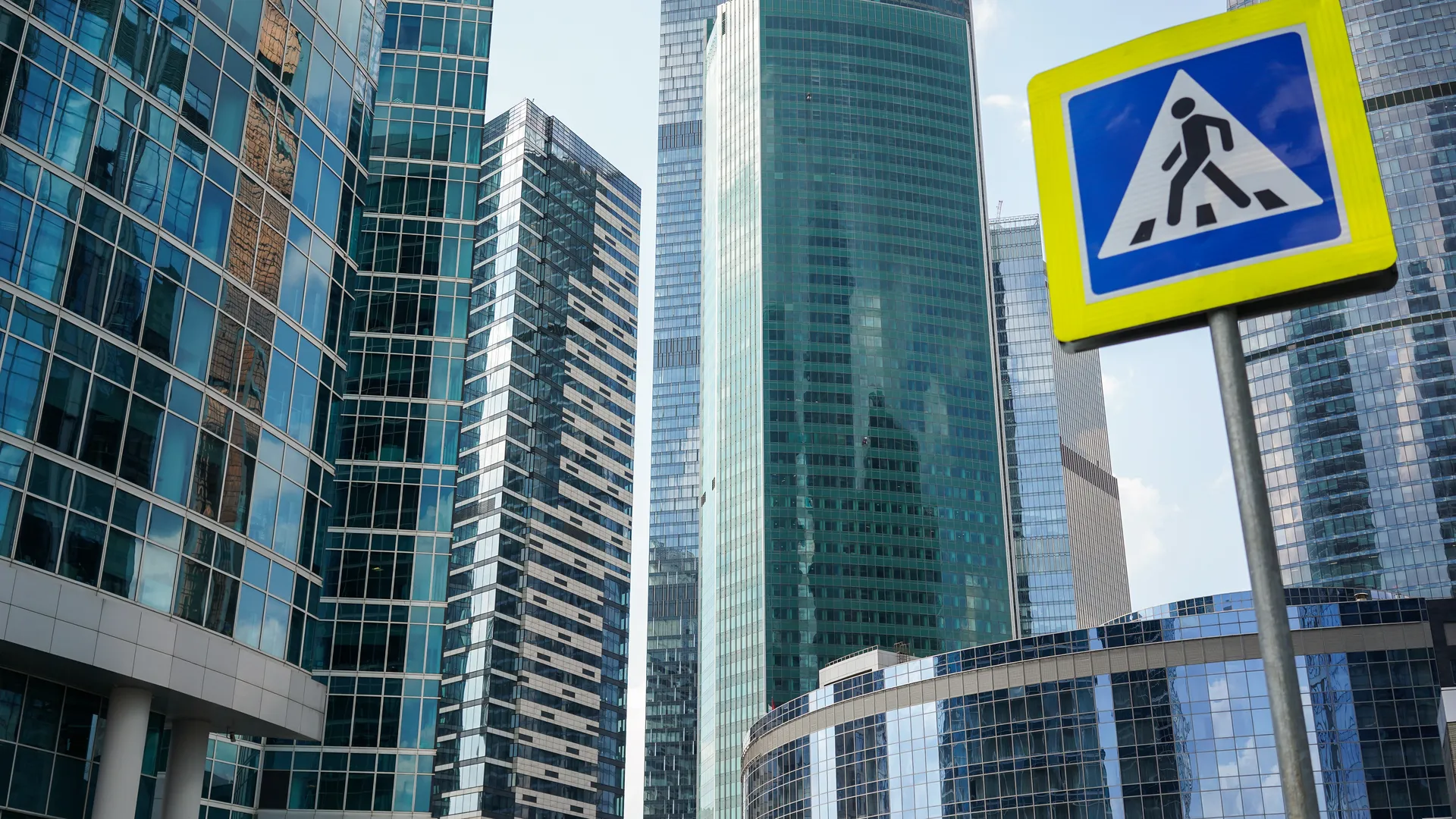 Угрожали взрывом: пожарные вскрывают дверь апартаментов в «Москва-Сити»