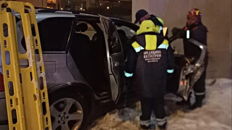 Спасатели Подмосковья освободили женщину из авто, врезавшегося в опору моста