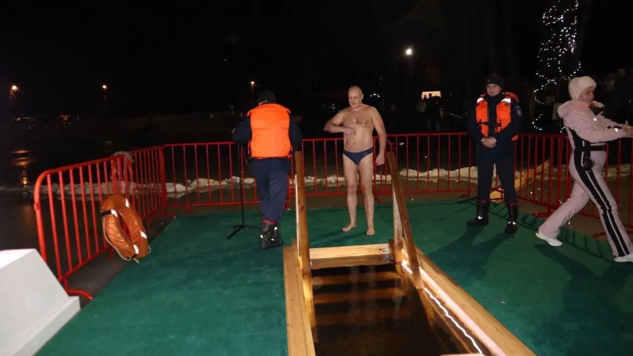 Глава Егорьевска Викулов вместе с жителями округа окунулся в иордань на Крещение