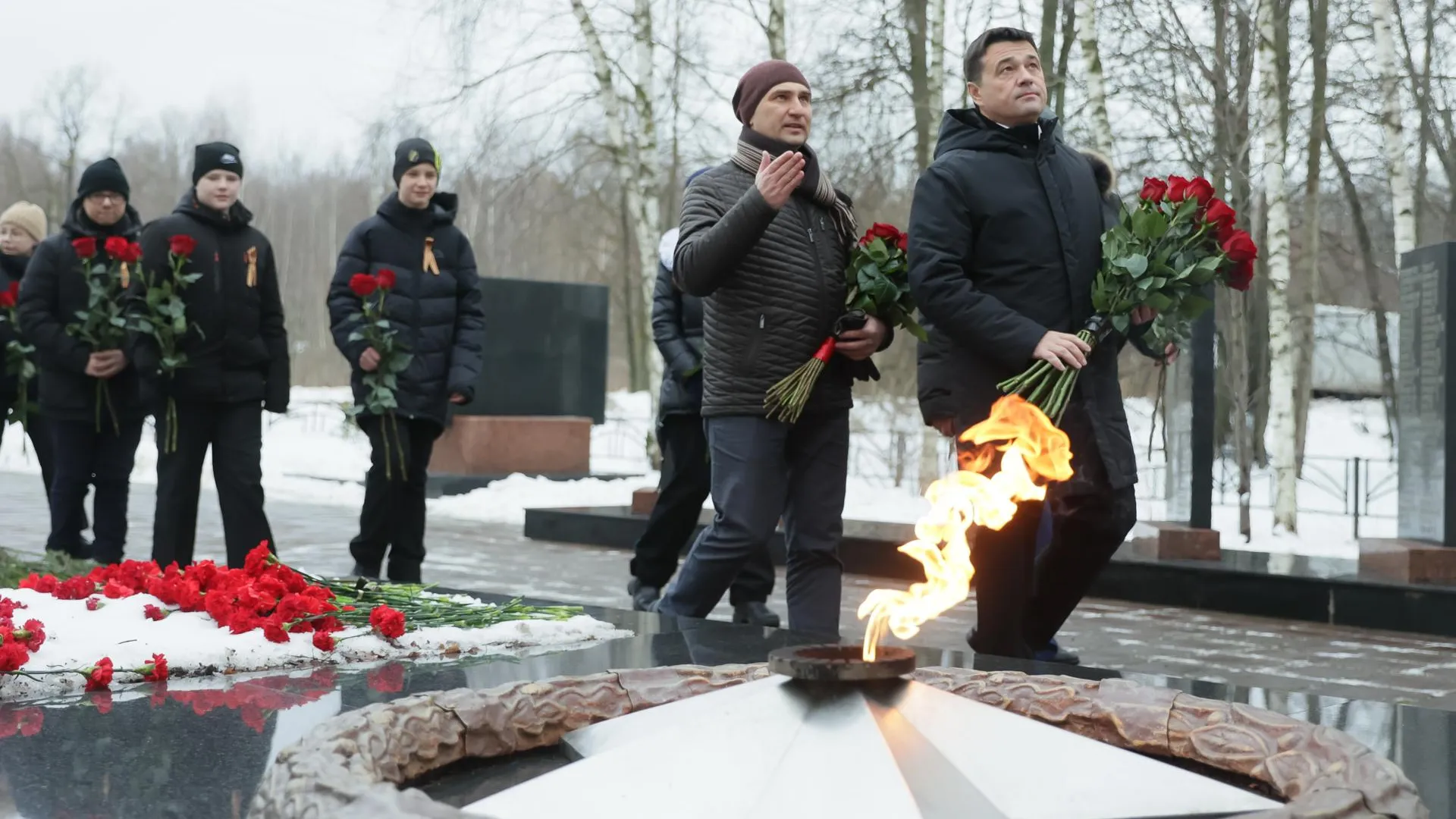 Андрей Воробьев возложил цветы к Братской могиле в Лобне в День Неизвестного солдата