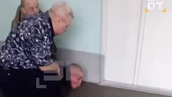 Охранники и физрук скрутили неадеквата с ножом в школе Челябинска