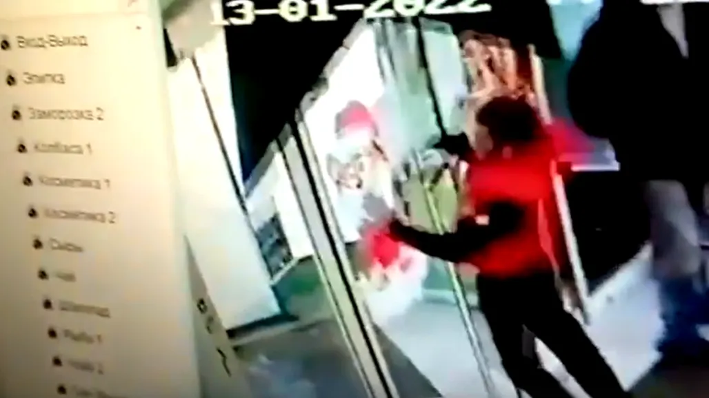 В Сети появилось видео с мужчиной, который угрожал пистолетом в магазине Подольска