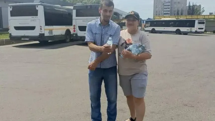 В Подмосковье пассажирам раздают воду на станциях и вокзалах