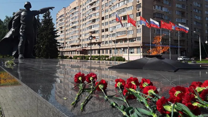 Цветы возложили к Вечному огню в Балашихе в День памяти и скорби