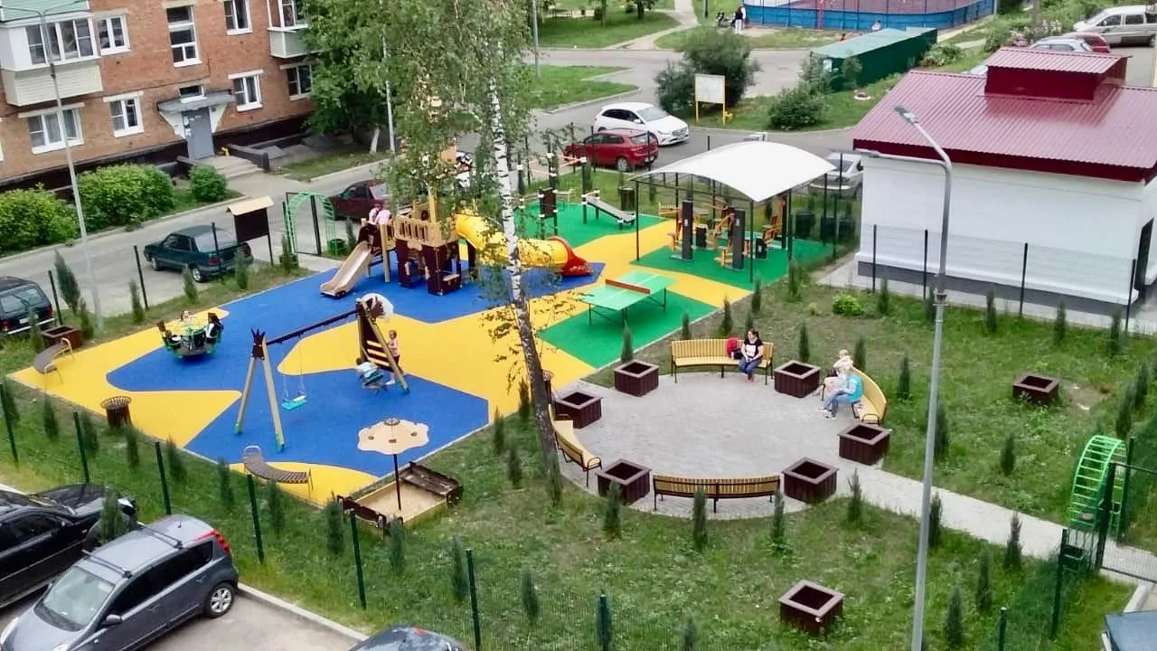В микрорайоне Климовск Подольска установили новую площадку для отдыха жителей