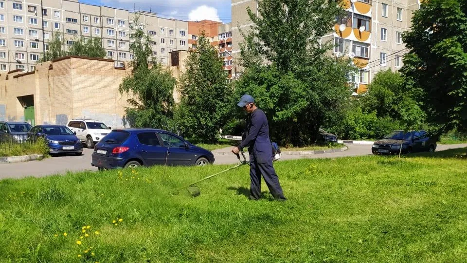 Траву скосили на 3 улицах в микрорайоне Климовск Подольска