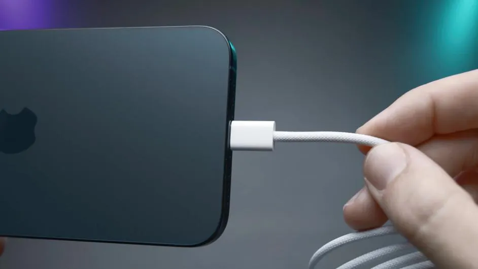 Техноблогер Романцев назвал бесполезным отказ от зарядки iPhone выше 80%