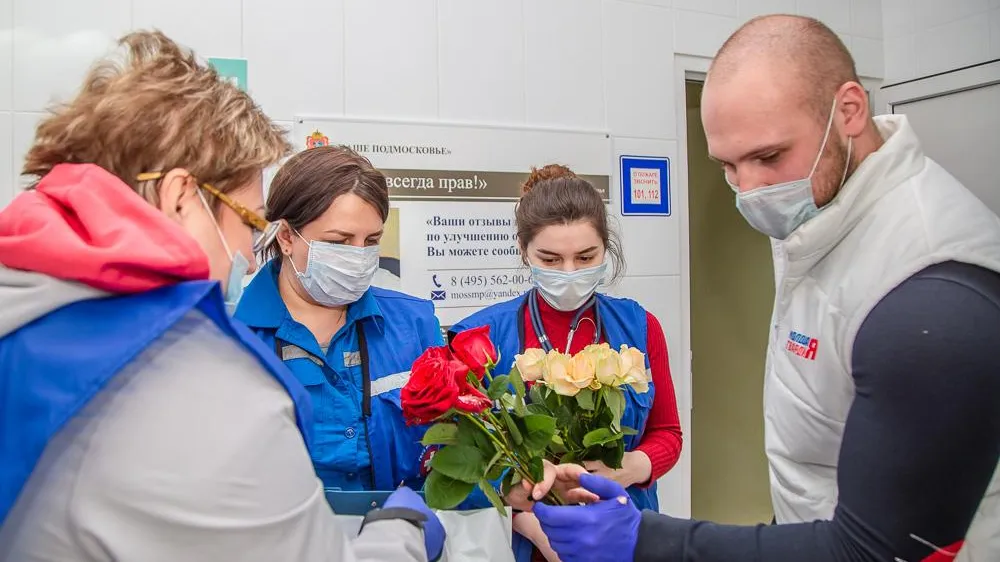 Работникам скорой помощи Одинцовского округа вручили фруктовые корзины
