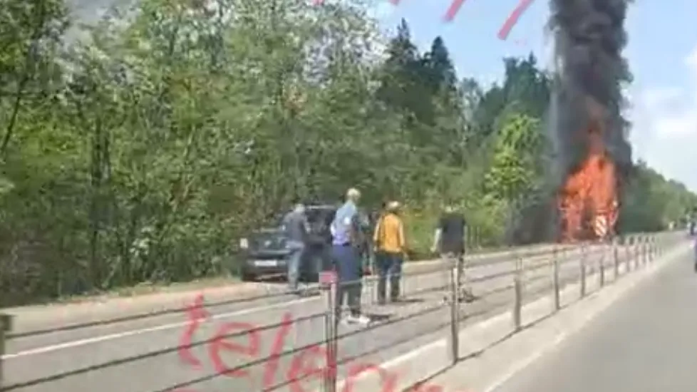 Горит грузовик с прицепом: страшный пожар произошел на трассе в Подмосковье