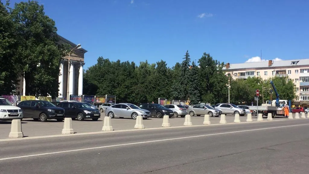 Новые бетонные ограждения установили на площади у ДК в Жуковском