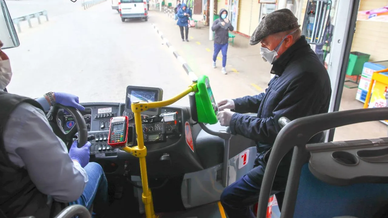 Глава Люберец проверил, как работает система пропусков на транспорте