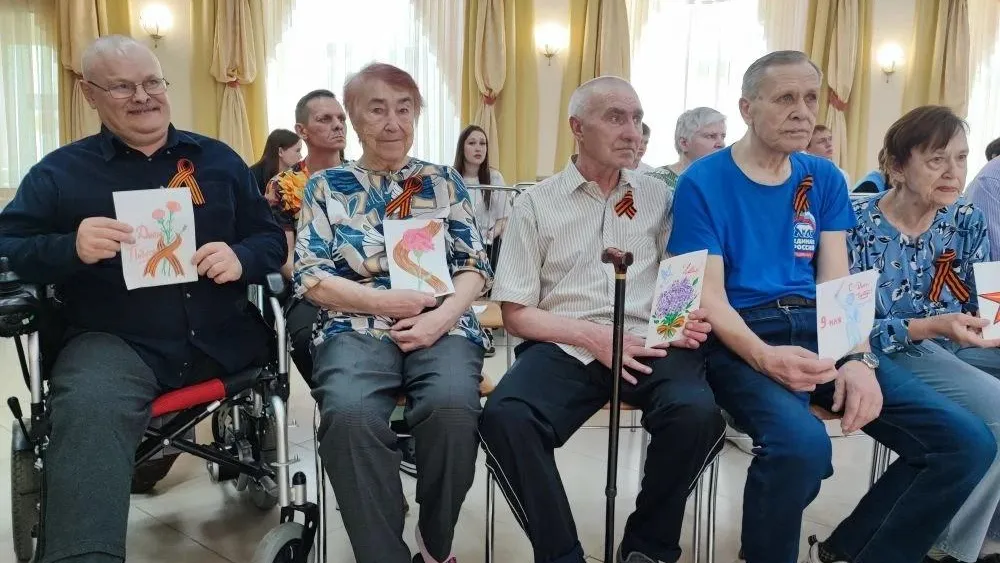 Студенты колледжа Подмосковье поздравили ветеранов в Клину