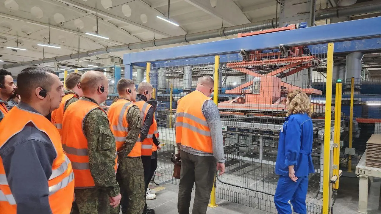 Ветераны СВО из Балашихи посетили Фряновский керамический завод