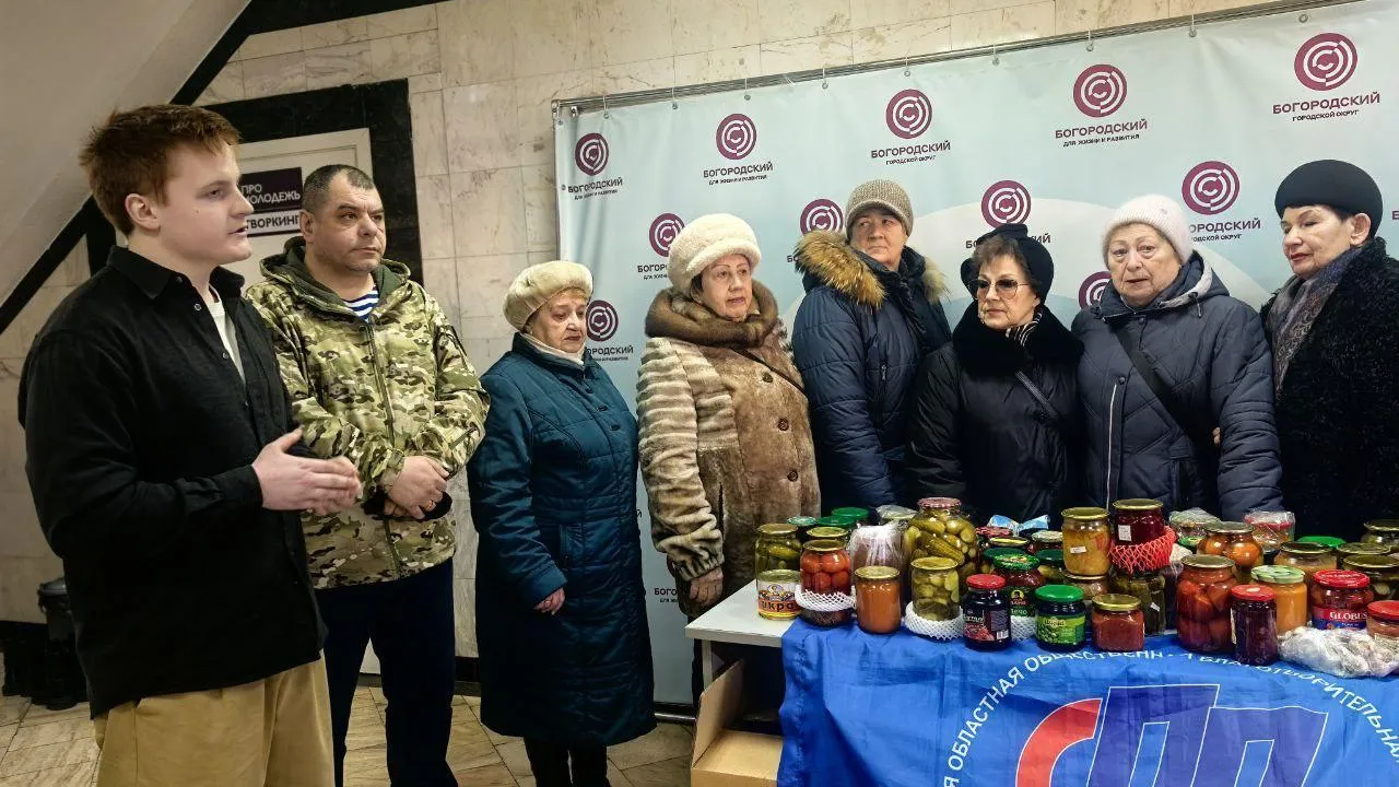 Пенсионеры Богородского округа передали домашние соленья бойцам СВО