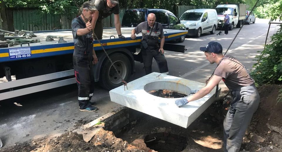 Сотрудники АО «Водоканал» Королева привели в порядок 18 колодцев в июле