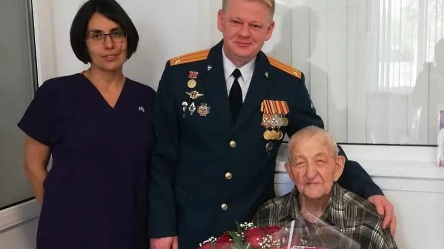 Врачи поздравили 100‑летнего ветерана ВОВ с 9 Мая от имени главы Подольска