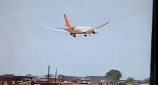 Момент крушения пассажирского самолета в Индии попал на видео