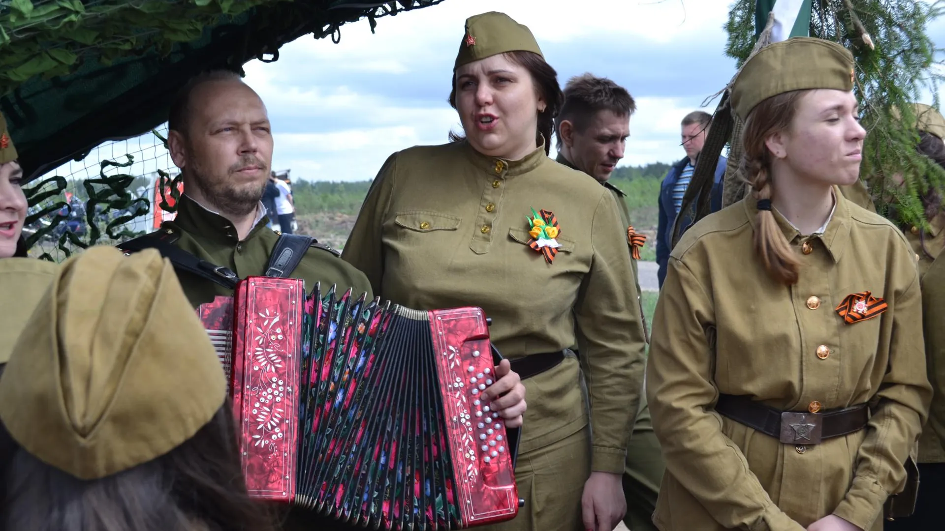 Песни военных лет спели в Кучинском лесопарке на акции «Лес Победы» в Балашихе