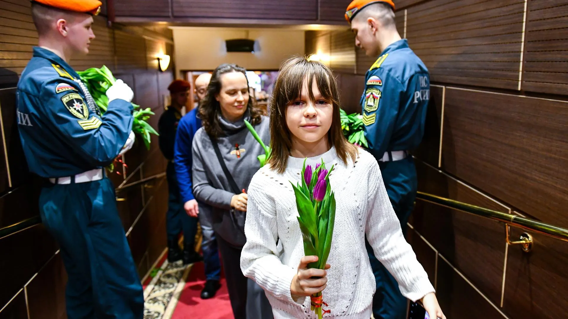 Жительниц Химок поздравили с 8 Марта