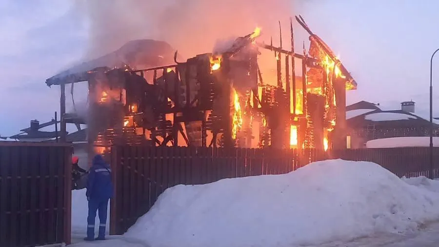 Три человека погибли при пожаре в частном доме в Новой Москве
