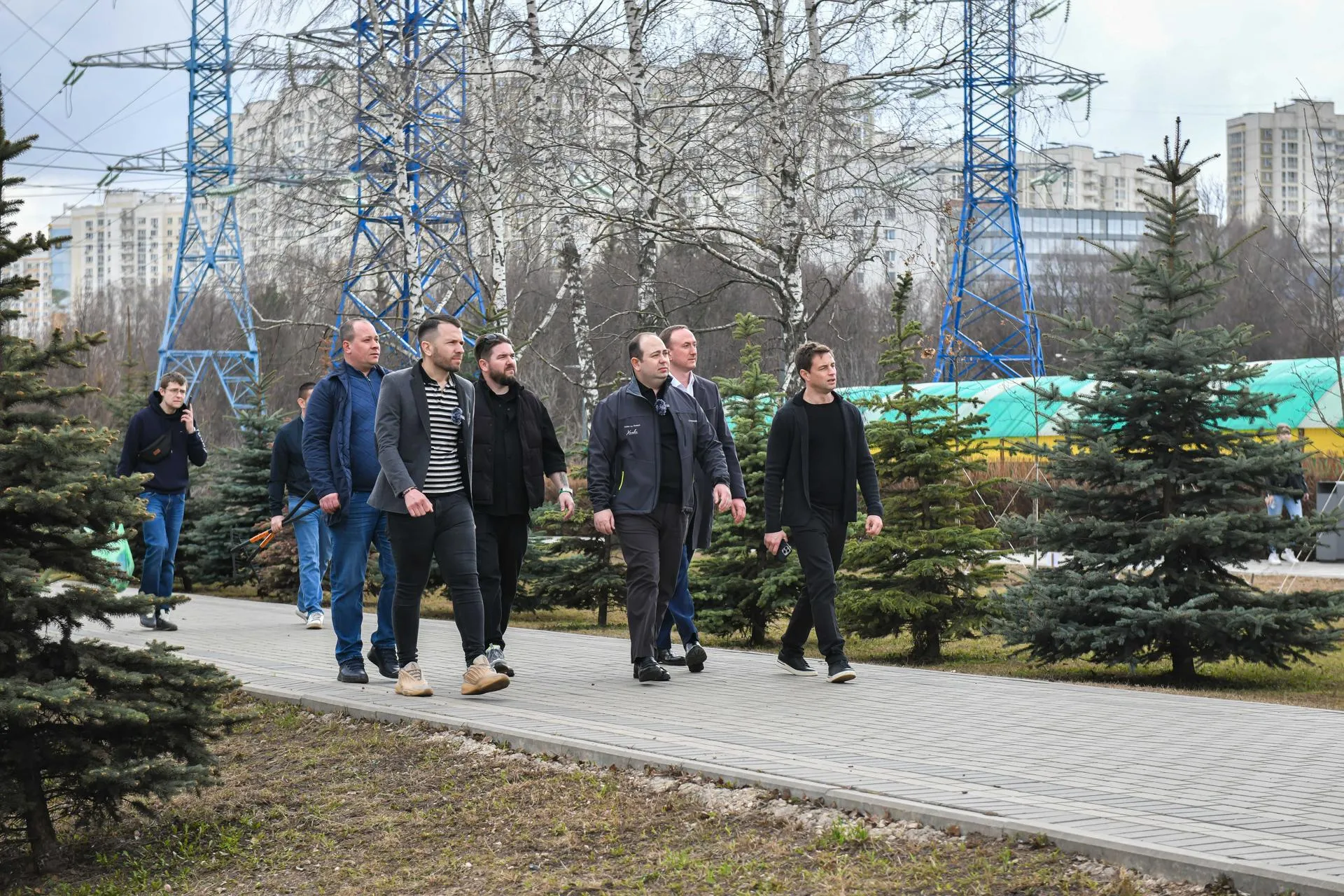 Глава Химок Дмитрий Волошин проверяет работы в рамках месяца чистоты и порядка в сквере имени Марии Рубцовой и парке «Дубки»