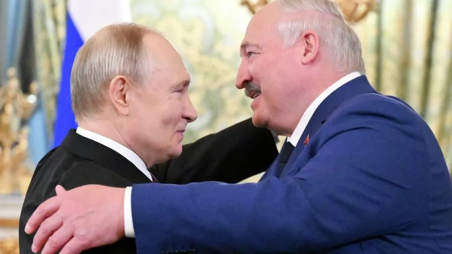 Путин и Лукашенко обнялись во время встречи на Валааме