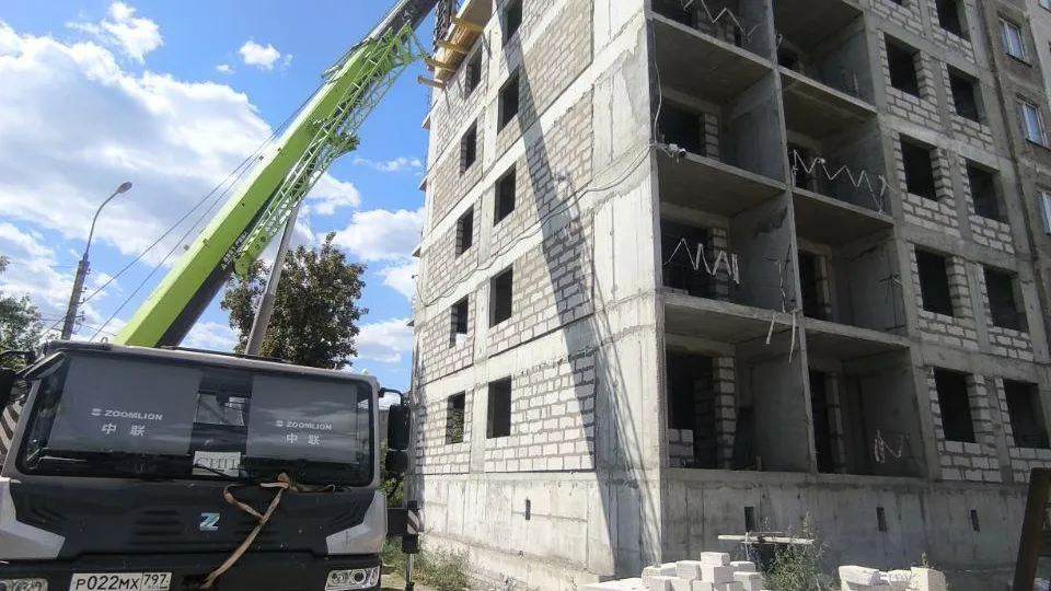 Подмосковные специалисты продолжают восстанавливать МКД в Мариуполе