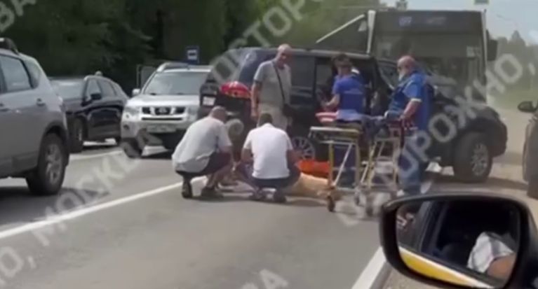 Два человека пострадали при столкновении автобуса и легковушки в Подмосковье