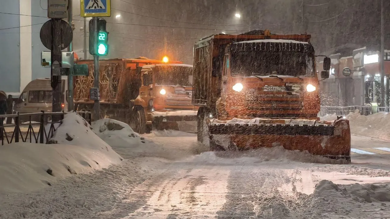 Опубликованы кадры работы спецтехники во время снегопада в Подмосковье