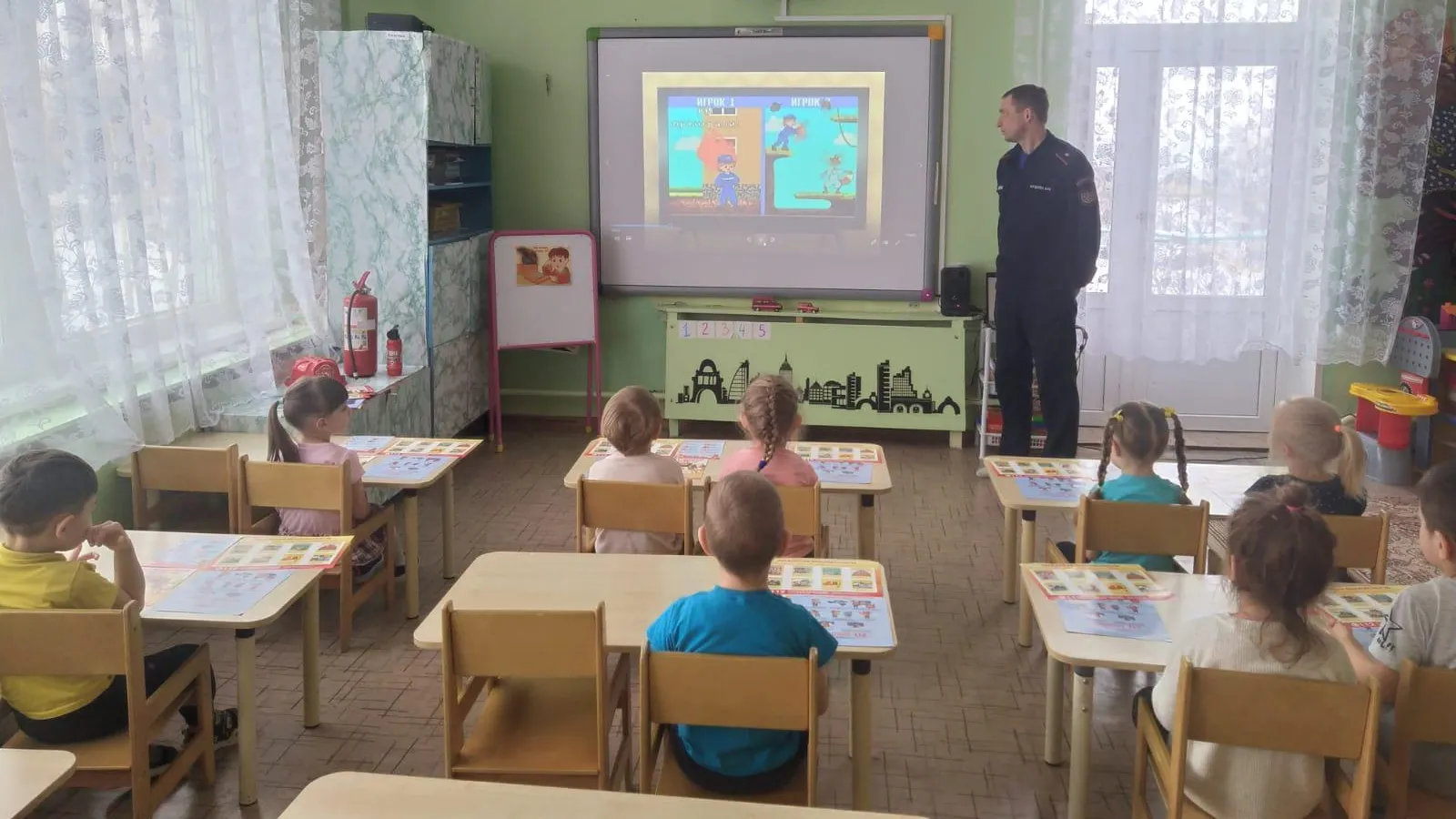 Подмосковные спасатели провели уроки безопасности для юных жителей Подмосковья