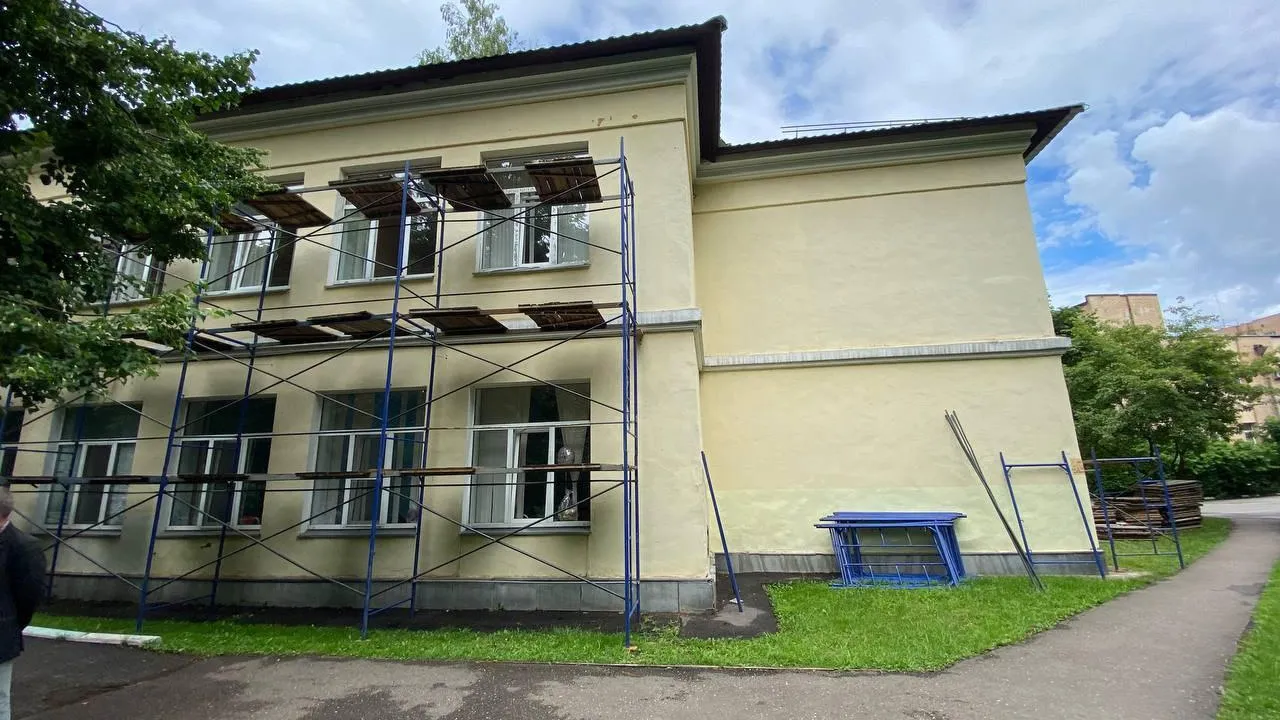 Ремонт поликлиники и корпуса больницы в Реутове завершат осенью