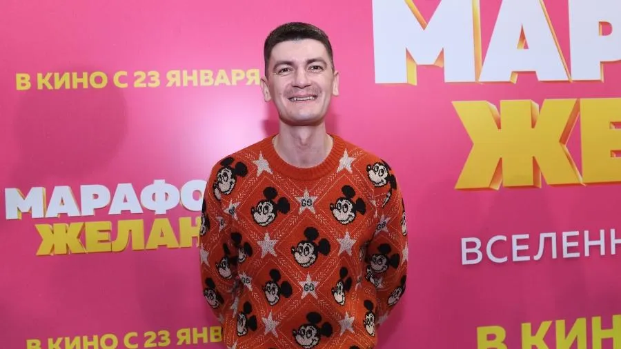 Комик Александр Гудков отказался петь песню «Я узкий» на корпоративах