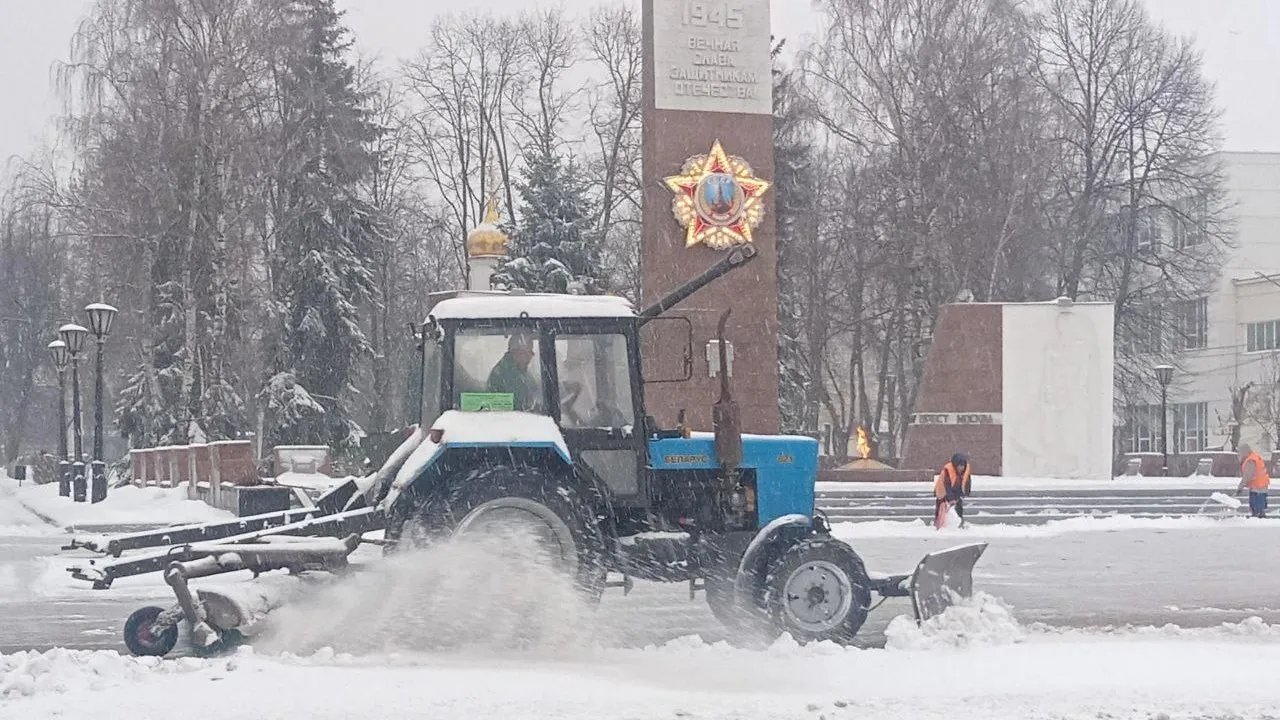 Городские службы Богородского округа ликвидируют последствия снегопада