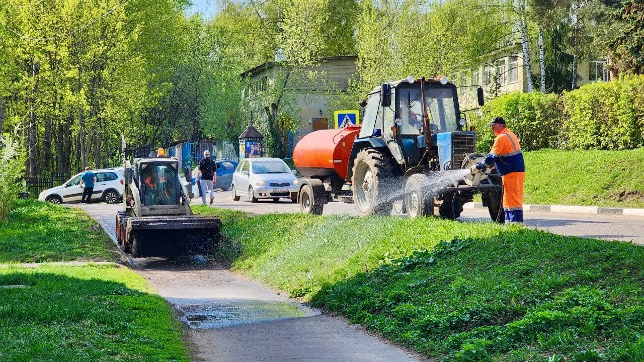 В Подмосковье 1,5 тыс дорожников вышли на летнее содержание дорог