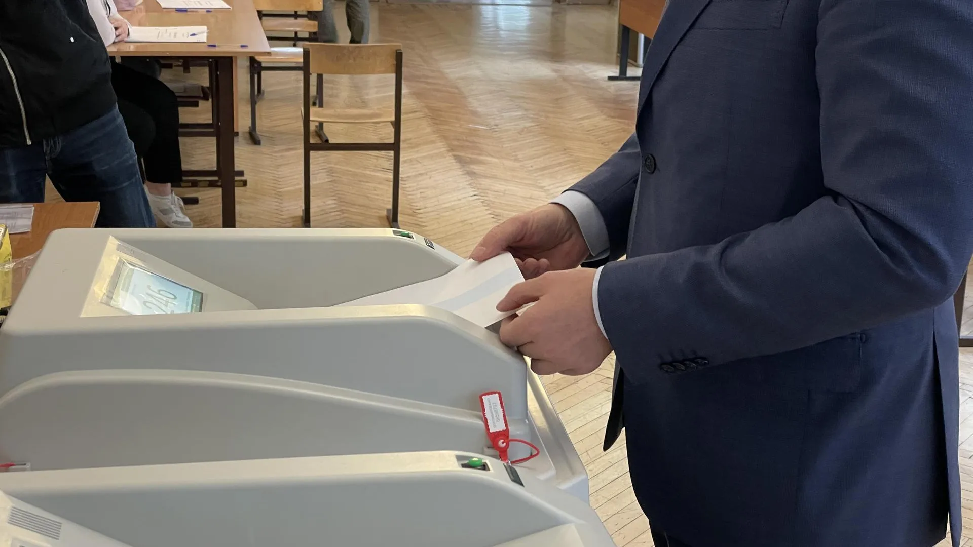 Депутат Мособлдумы проголосовал на выборах губернатора Подмосковья в Люберцах