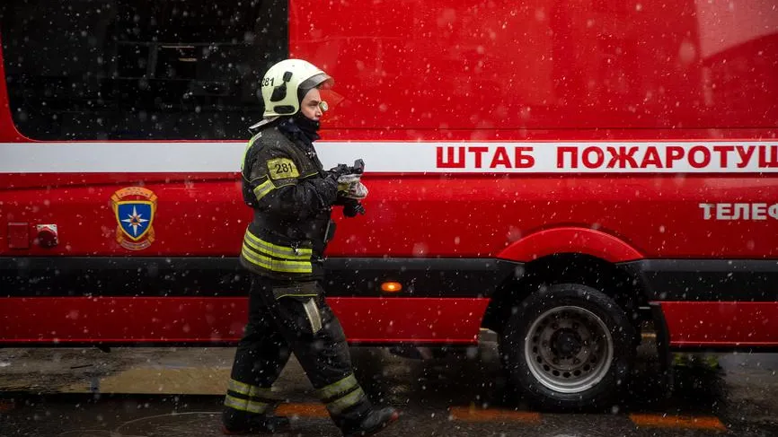 Сильный пожар на площади 600 кв м начался на северо-востоке Москвы