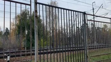 В Люберцах заделали 16 проломов заборов, ведущих к опасным тропам через ж/д пути
