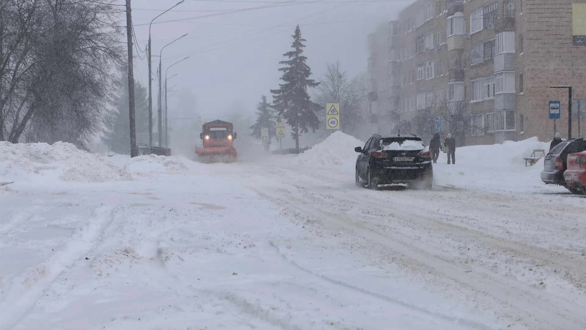 В Серебряных Прудах техника расчищает дороги после снегопада