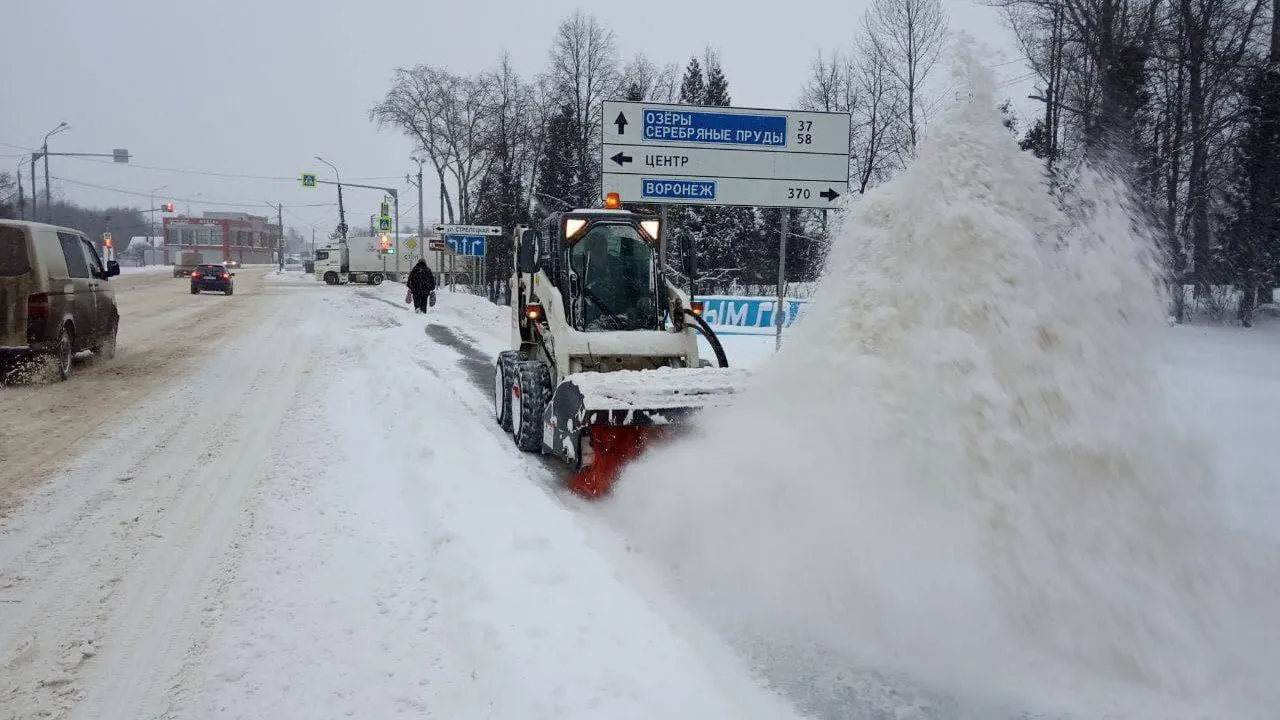 Дороги в Подмосковье продолжают чистить от снега