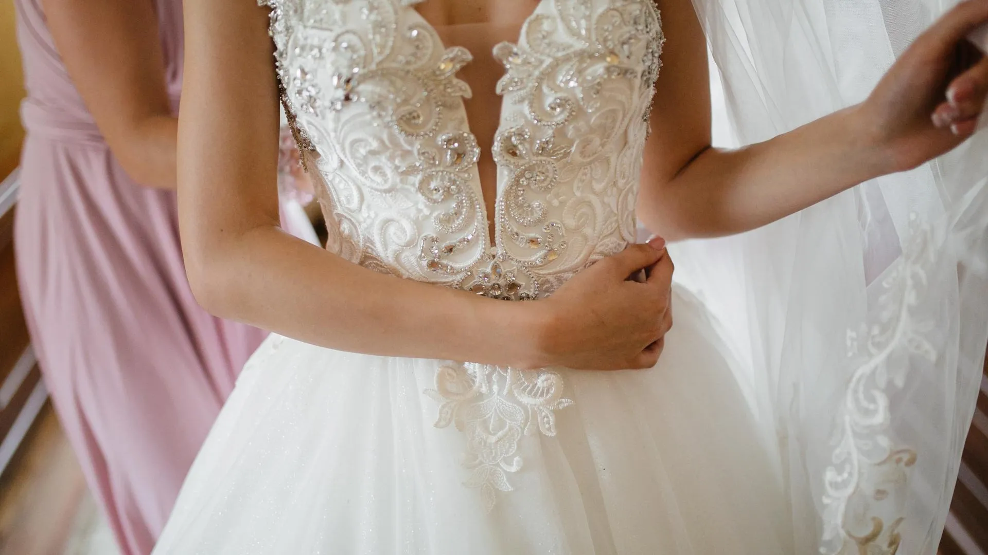 Транзакция на входе: российских невест возмутила платная примерка свадебных платьев