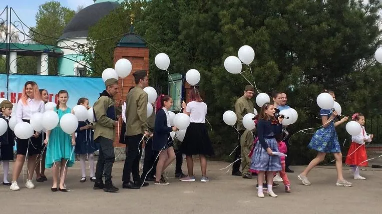 В деревне Подольска выпустили в небо воздушные шары в преддверии Дня Победы