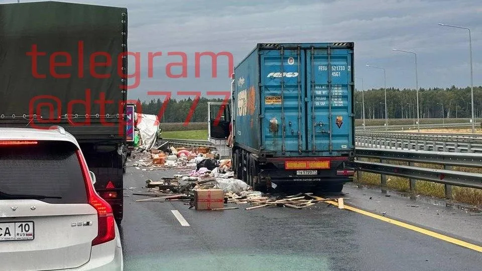 Фура попала в ДТП под Клином и рассыпала груз по трассе