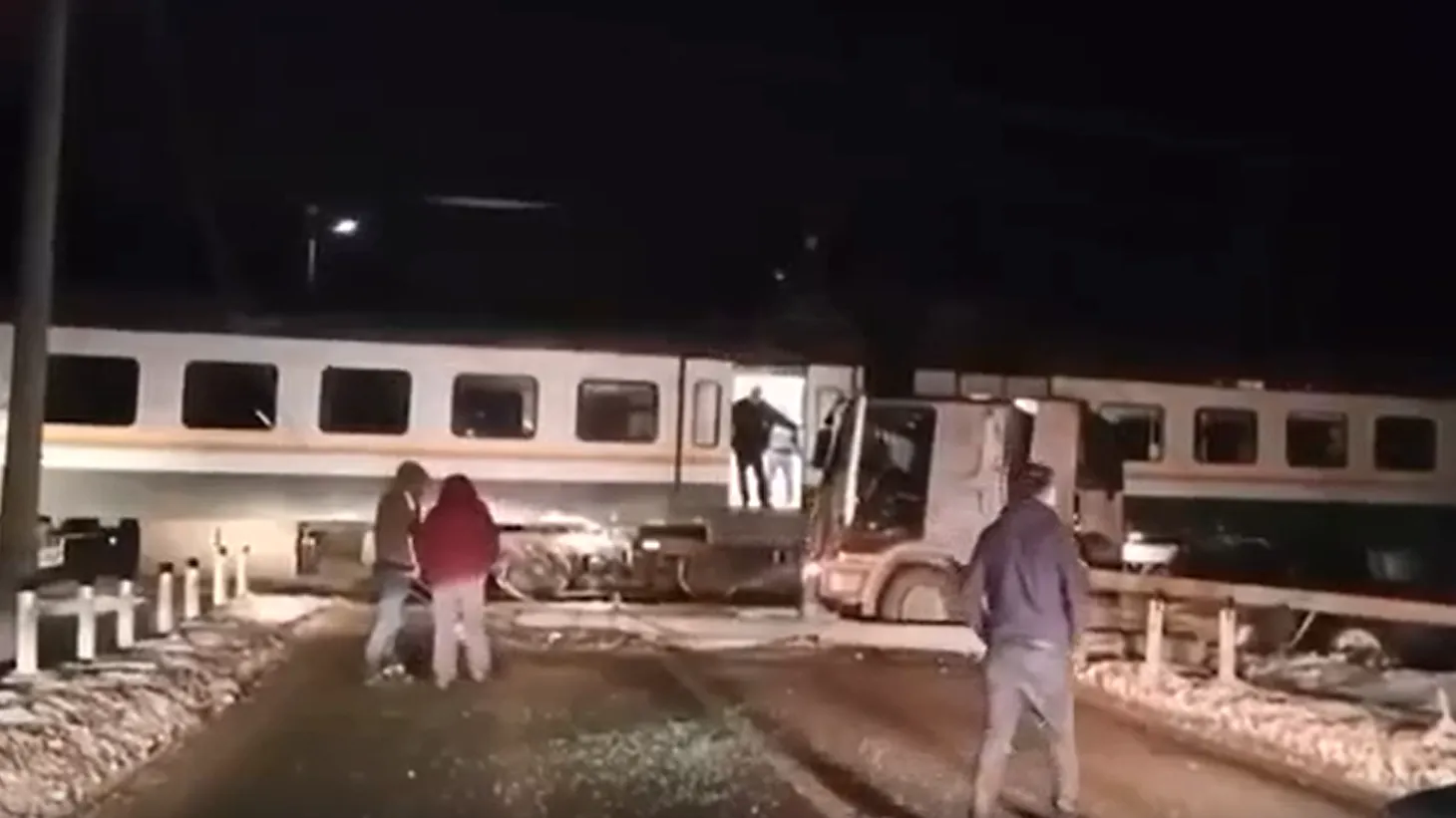 Видео с места столкновения электрички и грузовика в Подмосковье