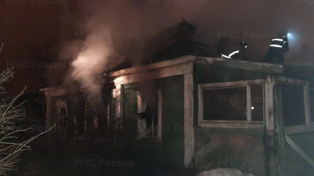 Два человека погибли при пожаре в жилом доме в Озерах